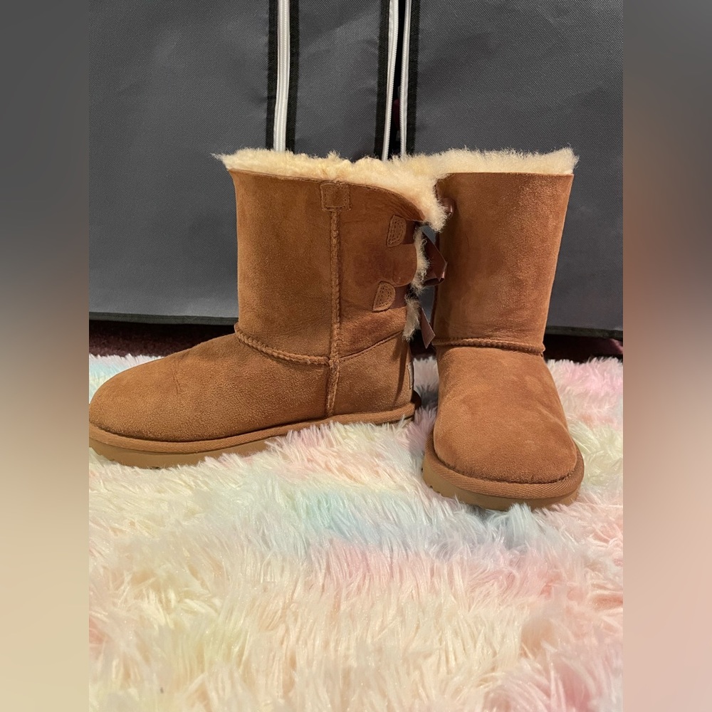 UGG Bailey Bow II (Chestnut)